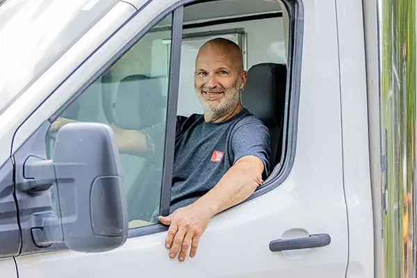 Installateur porte garage dans son camion