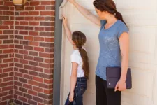 Mère et fille devant porte de garage