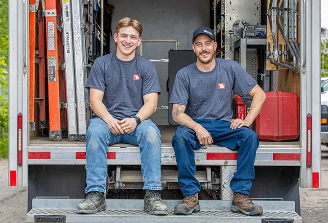 Installateurs porte de garage dans leur camion