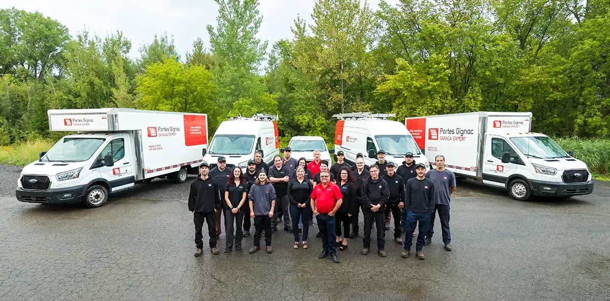 Gens de l'équipe Portes Gignac devant leurs camions